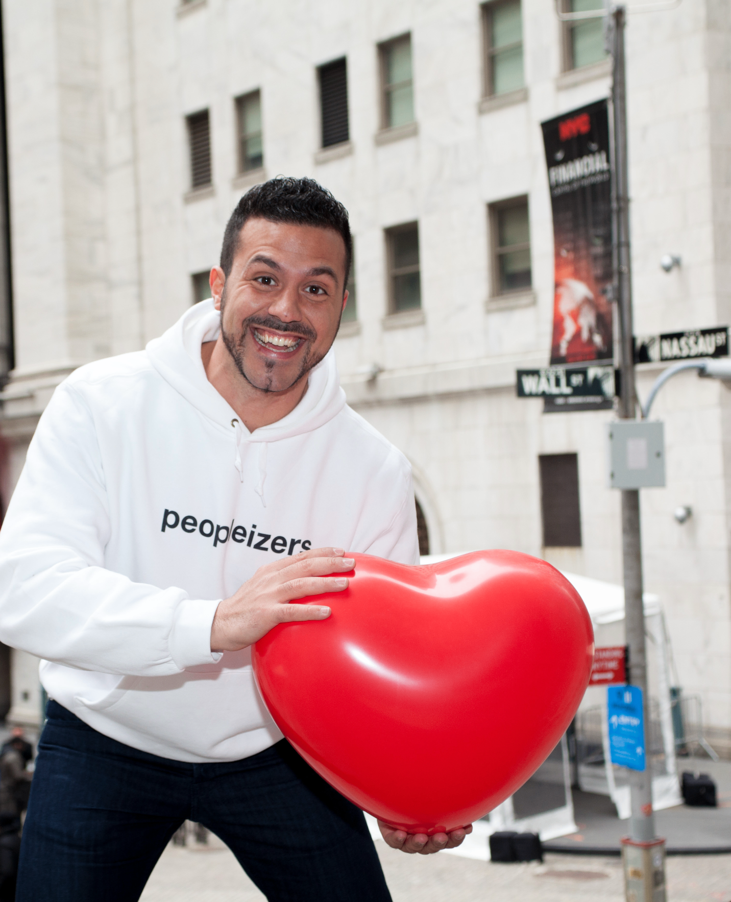 Lefti mit rotem Herzballon vor der Wall Street